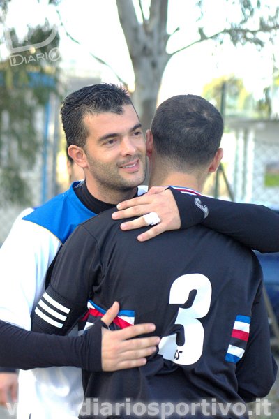 Cristian Dessì abbraccia Nicola Schirru prima della gara